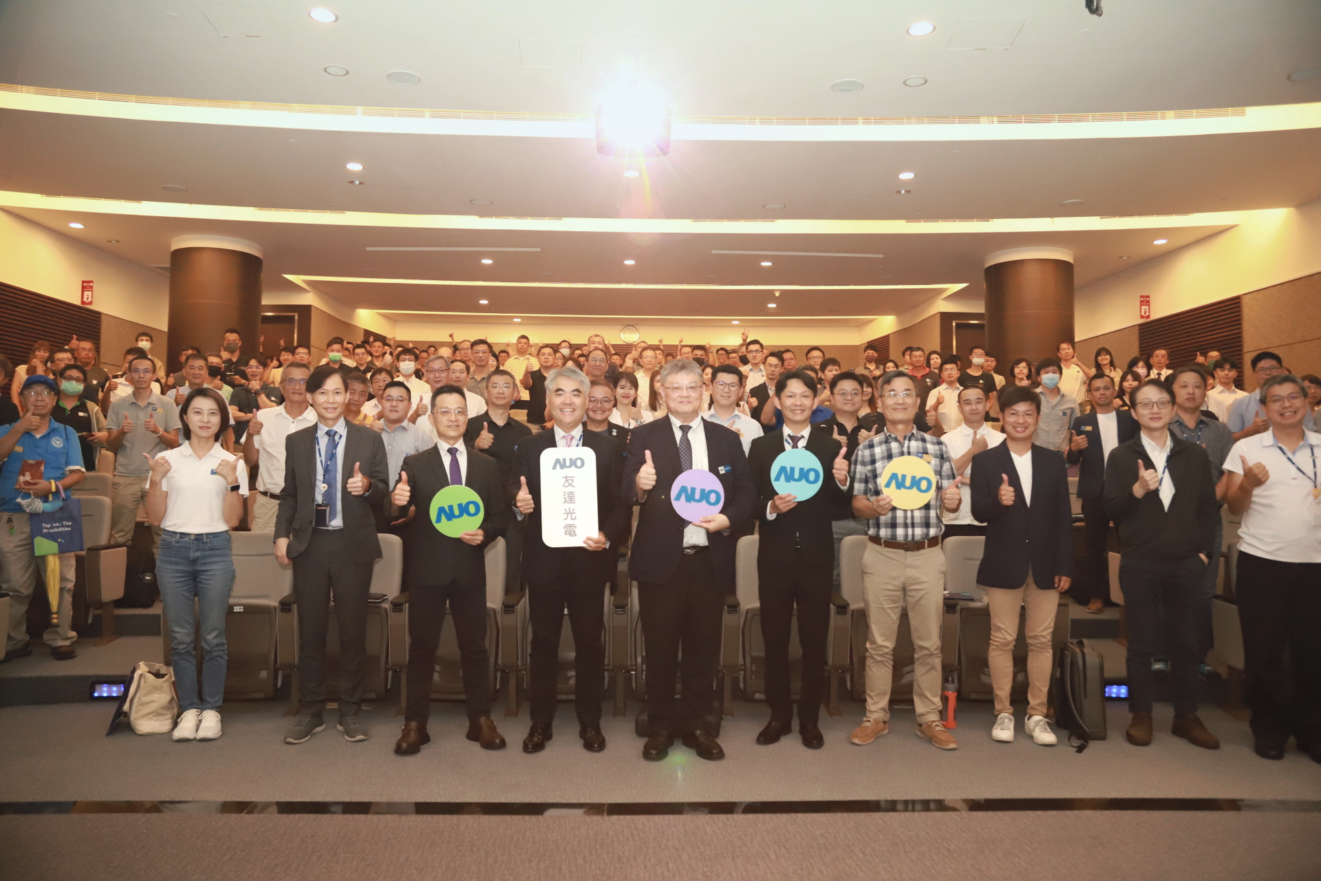 友達光電邀請領域專家共研再生能源發展、電力需求及建築物減碳等議題進行交流，盼共擘綠色永續生態圈的嶄新契機