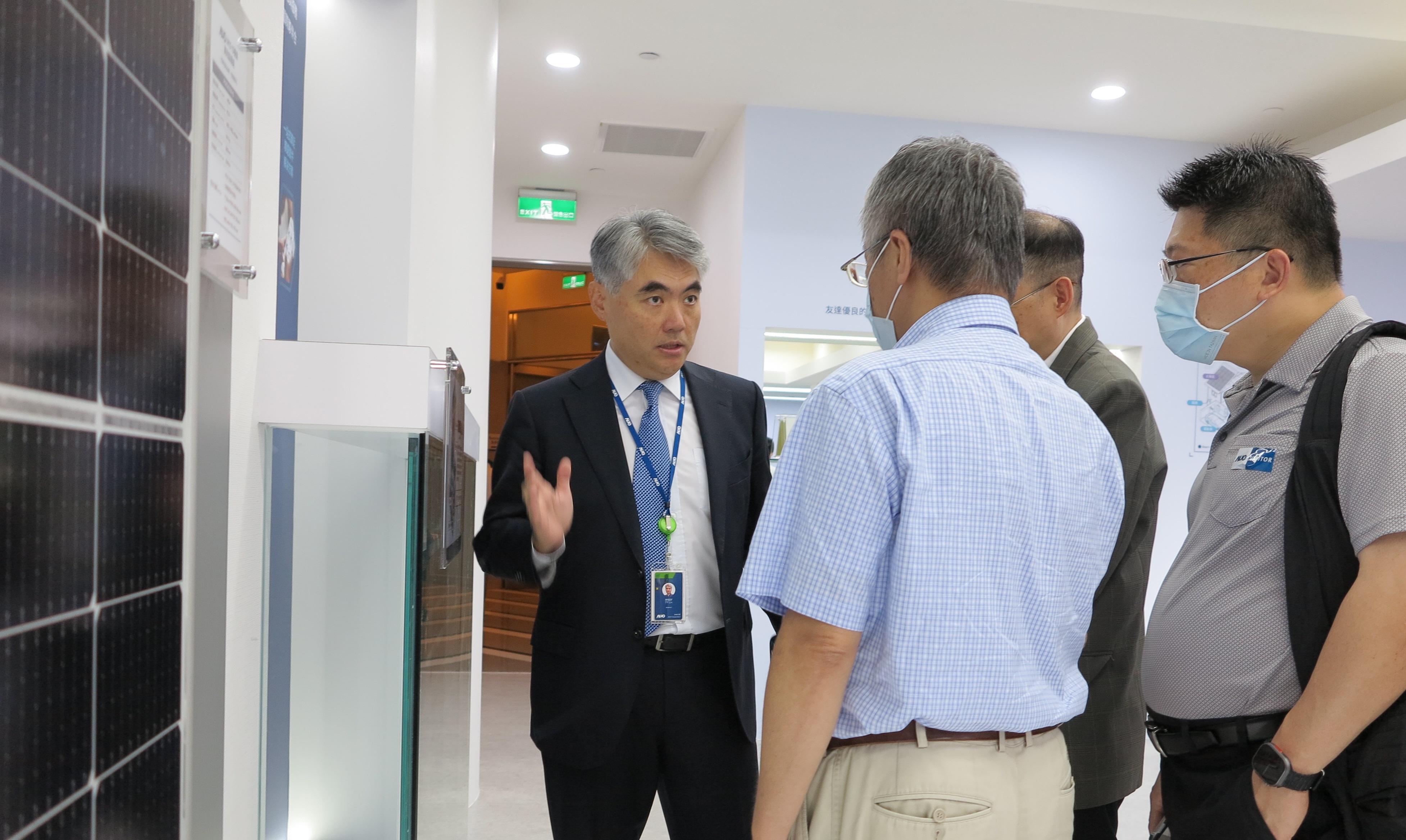 友達光電能源事業群總經理林恬宇分享友達落實太陽能建築一體化目標，協助企業邁向能源轉型的高效能低碳解方。