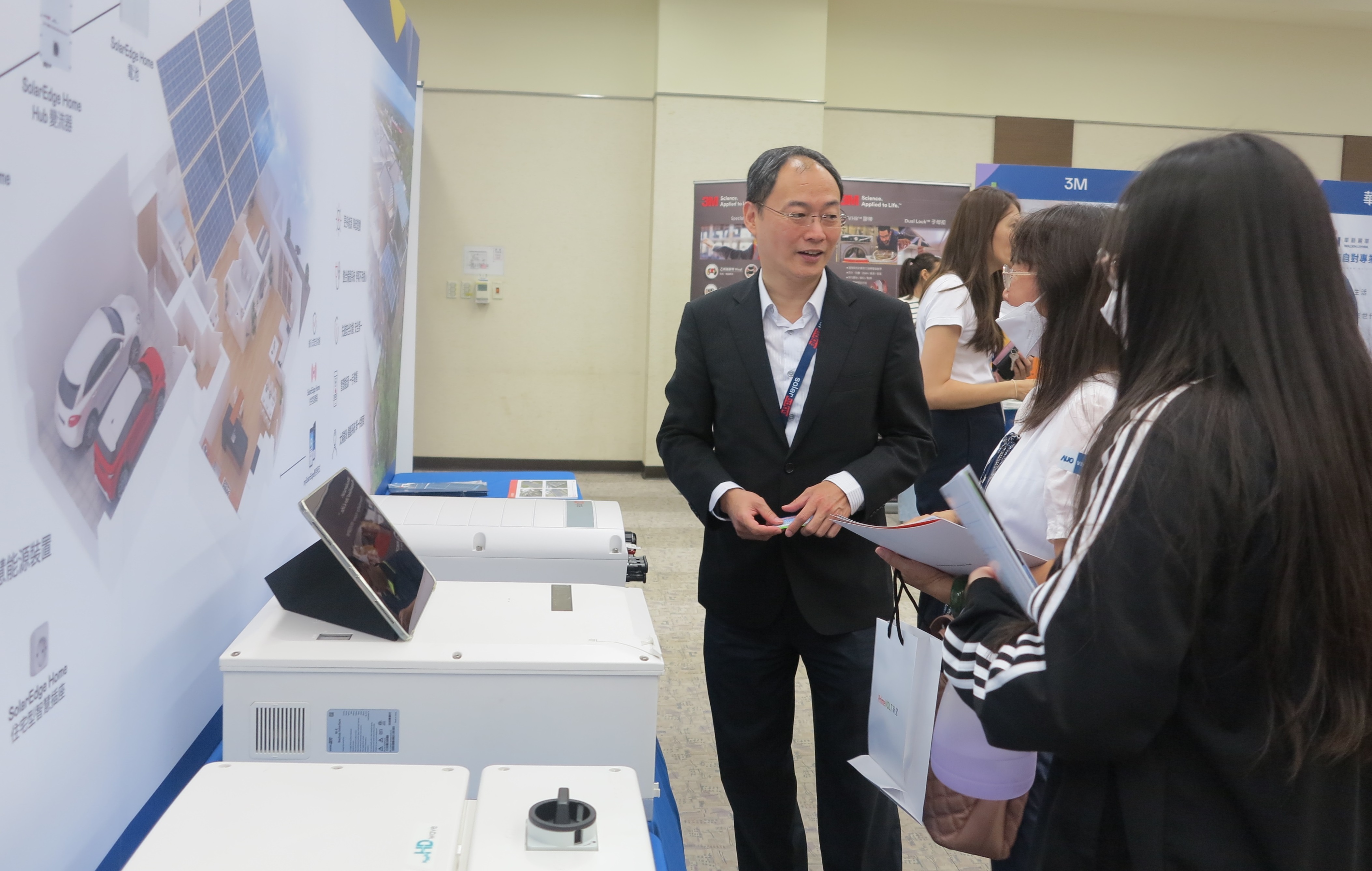 透過研討會產學界緊密交流與分享，提升參與人員借鏡及加深低碳概念，提升綠色能源產業之韌性。