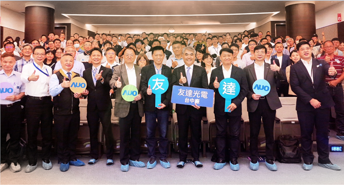 友達以太陽能解決方案領航者，跨足建築領域，4日在台中廠區舉辦「光電建築一體化研討會」，邀請產業先驅共同推動綠化，打造新一代智慧綠建築。